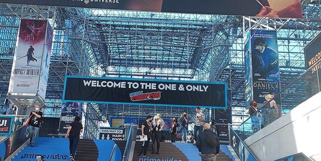 Image of interior of Javits Center with banner welcoming people to NYCC