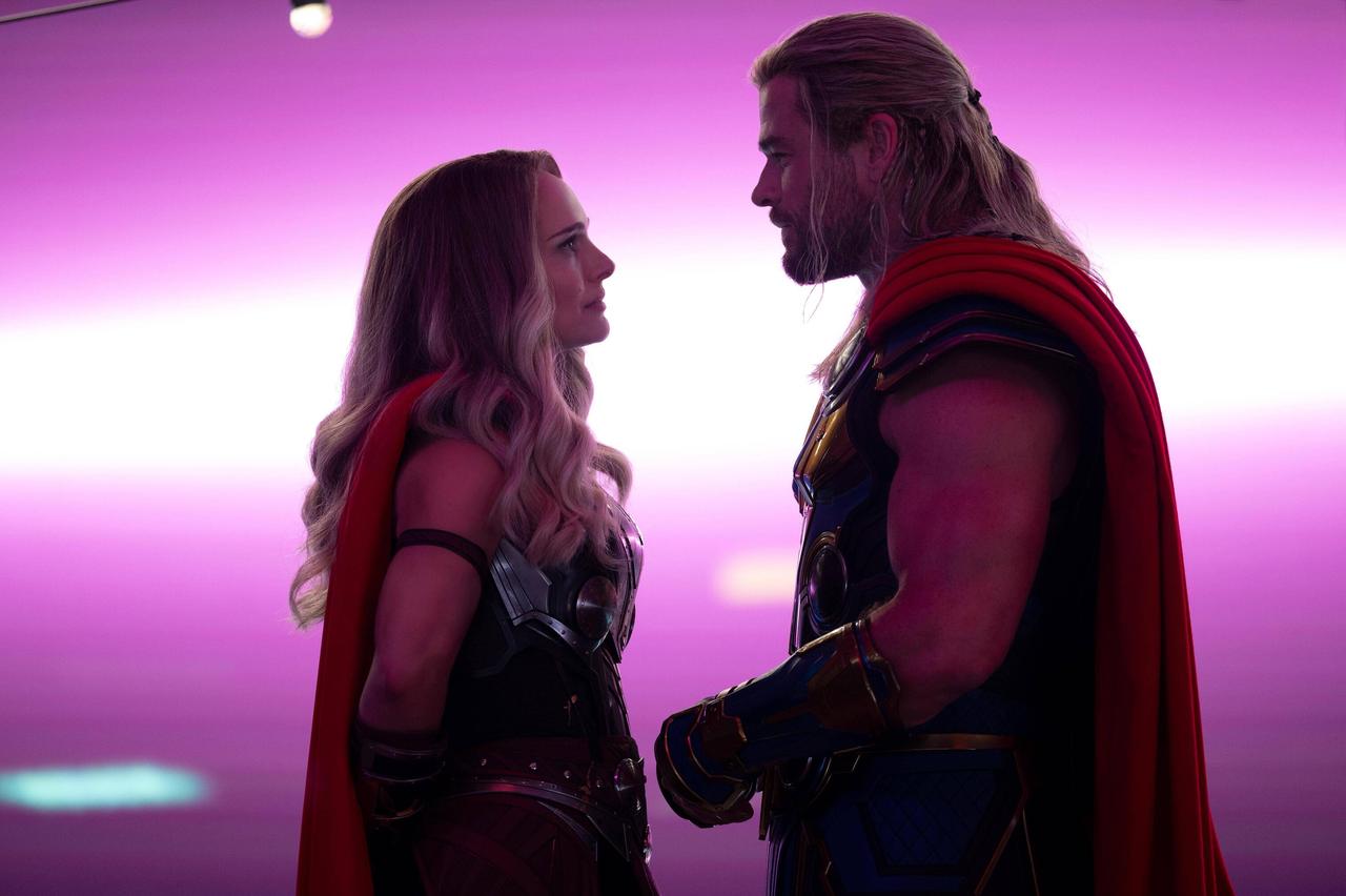 Pink image of Natalie Portman's Jane Foster and Chris Hemsworth's Thor facing each other